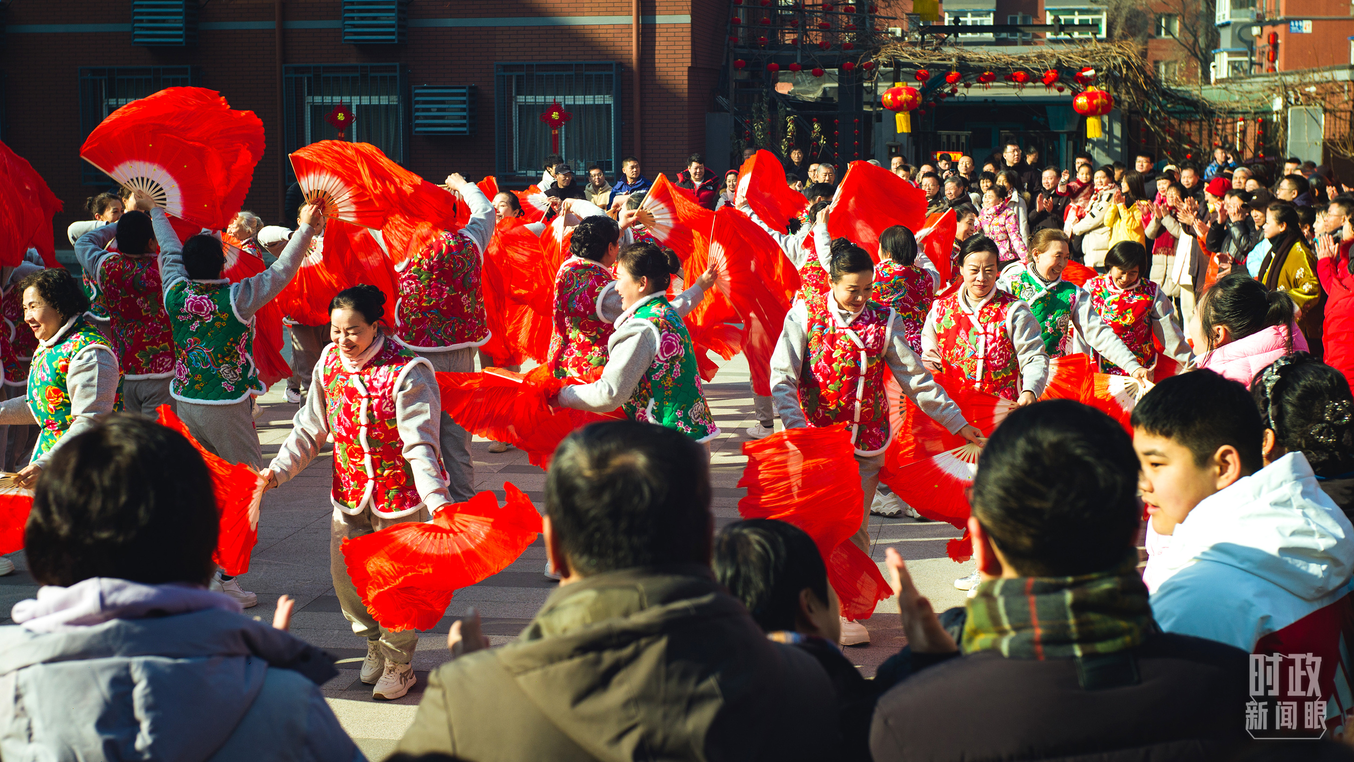 長(zhǎng)安小區(qū)文化廣場(chǎng)上，居民們扭起歡快的秧歌。（總臺(tái)央視記者彭漢明拍攝）
