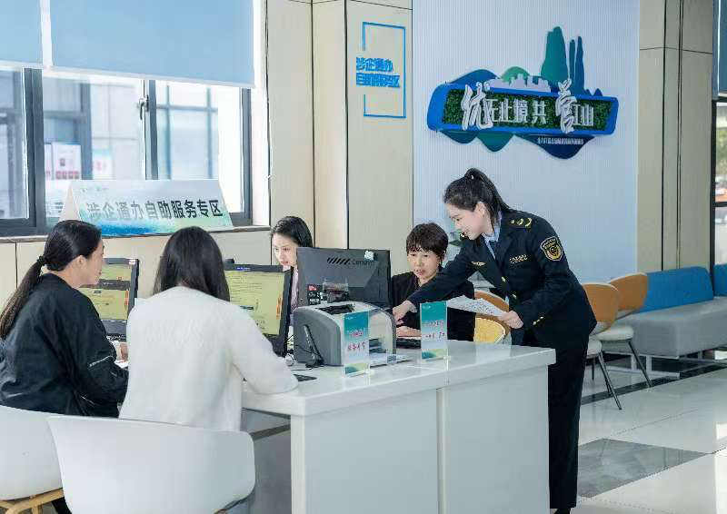 工作人員指導(dǎo)企業(yè)一次性完成信息填報(bào)。圖片來(lái)源：浙江衢州市市場(chǎng)監(jiān)督管理局