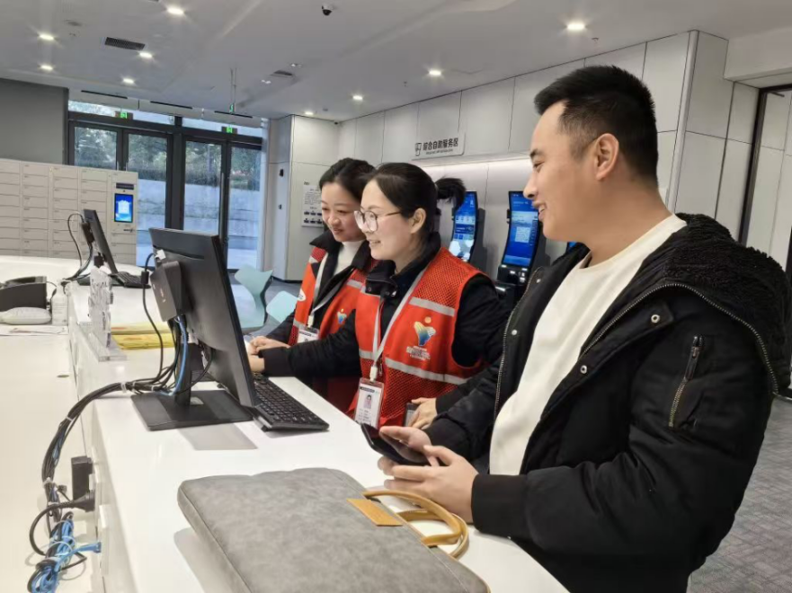 工作人員幫助企業(yè)辦理遷移申請(qǐng)網(wǎng)上填報(bào)。圖片來(lái)源：浙江衢州市市場(chǎng)監(jiān)督管理局