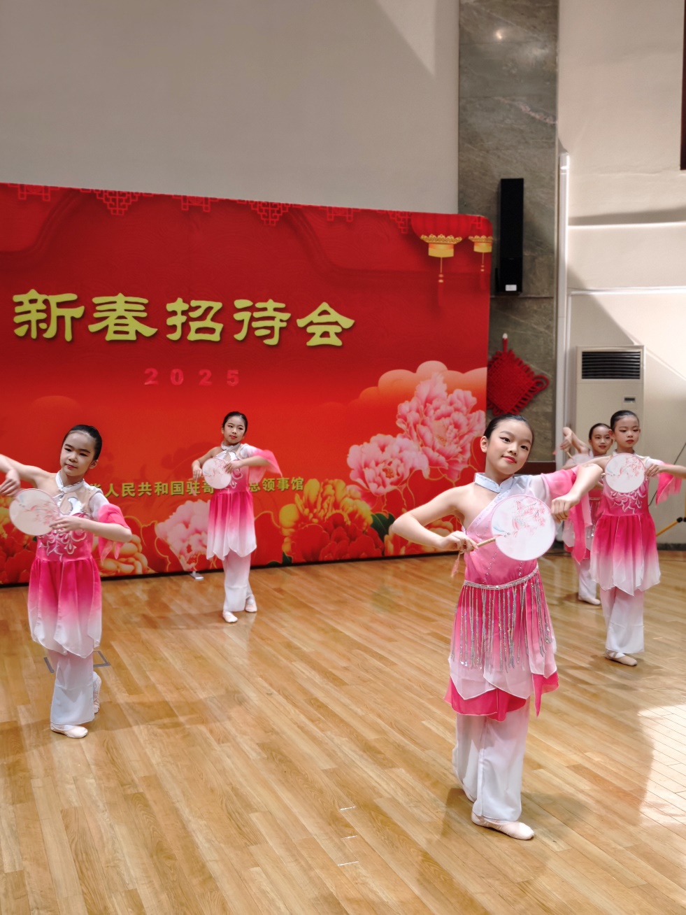 兒童舞蹈表演。中國駐哥德堡總領(lǐng)館供圖