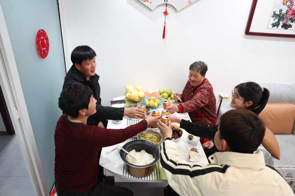 2025年1月22日，遼寧省葫蘆島市綏中縣祝家溝村村民朱西存一家在新房里。新華社記者姚劍鋒 攝