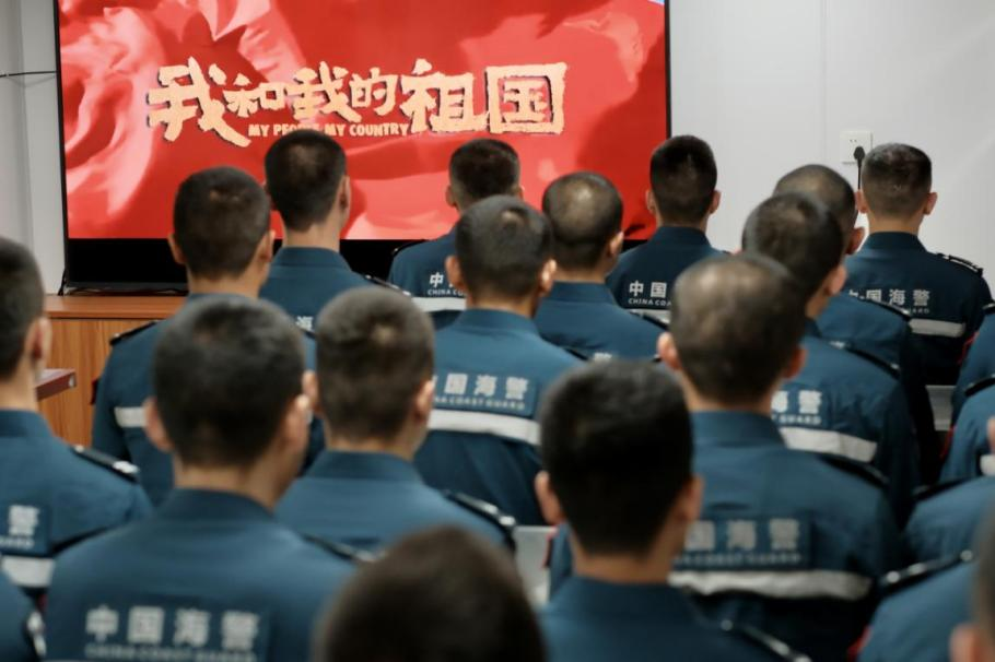 1月25日，中國海警海鷗艦組織艦上執(zhí)法員觀看紅色電影。