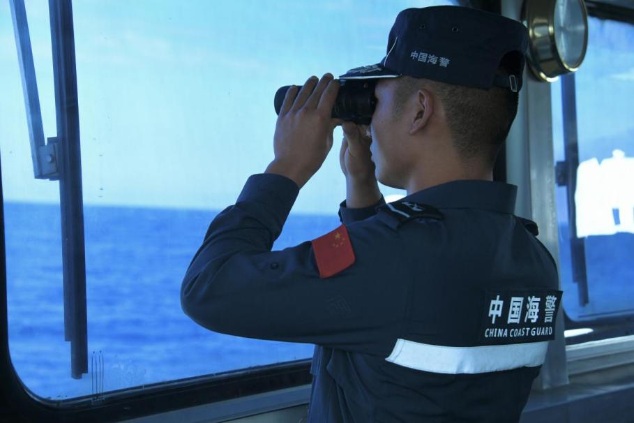 1月27日，中國海警海鷗艦執(zhí)法員在巡航期間執(zhí)勤瞭望。