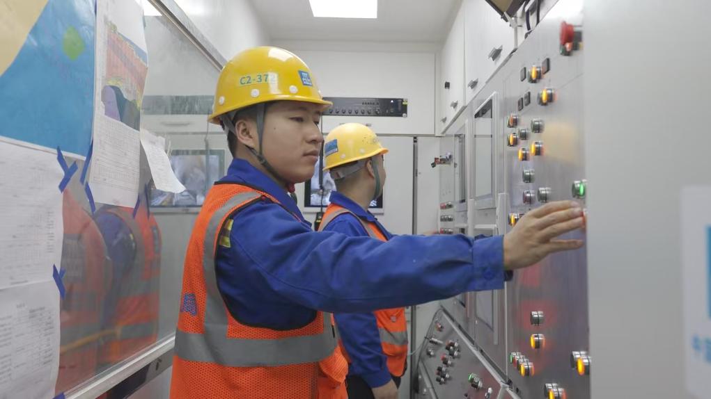 盾構司機何曉波在駕駛室內調試盾構機參數。（劉芬攝）