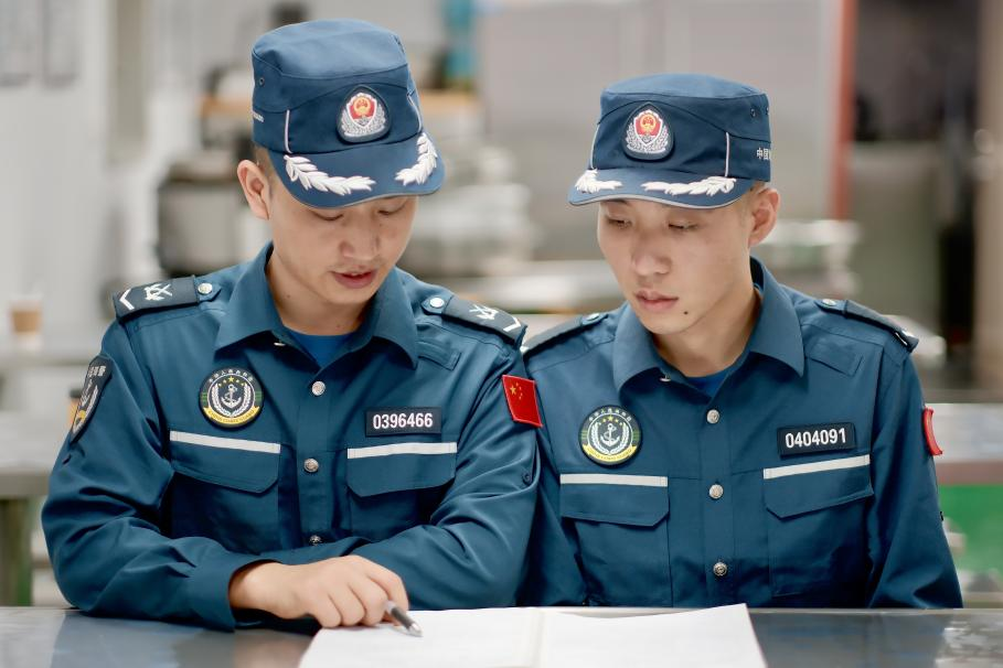 1月27日，中國海警海鷗艦執(zhí)法員研習(xí)設(shè)備維修保養(yǎng)案例。