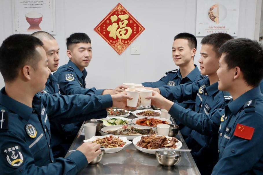 1月28日，在中國海警海鷗艦上，執(zhí)法員們聚餐慶祝農(nóng)歷春節(jié)。