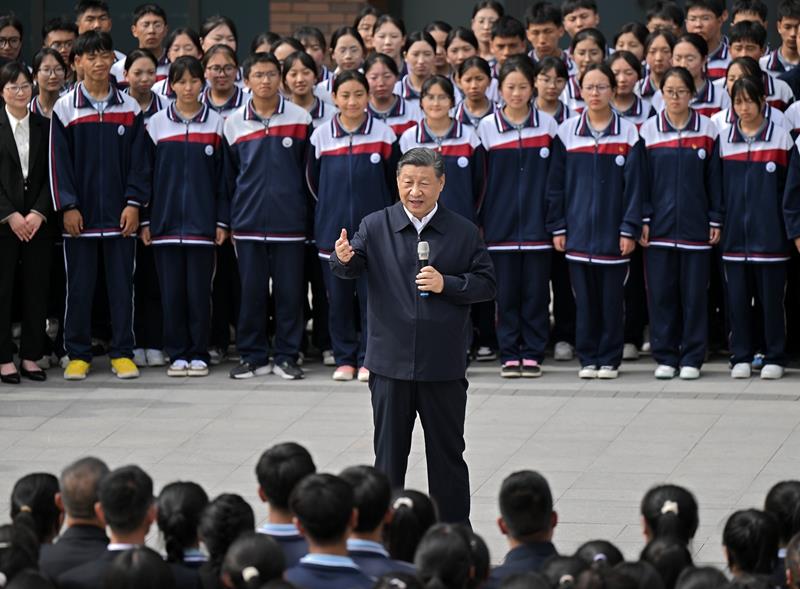 △2024年6月18日，習(xí)近平總書記在青海果洛西寧民族中學(xué)考察時，同師生們親切交流。