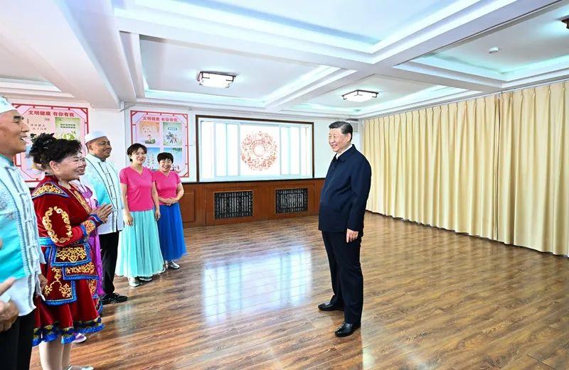 △2024年6月19日，寧夏銀川市金鳳區(qū)長城花園社區(qū)活動室，習(xí)近平總書記同社區(qū)居民親切交流。