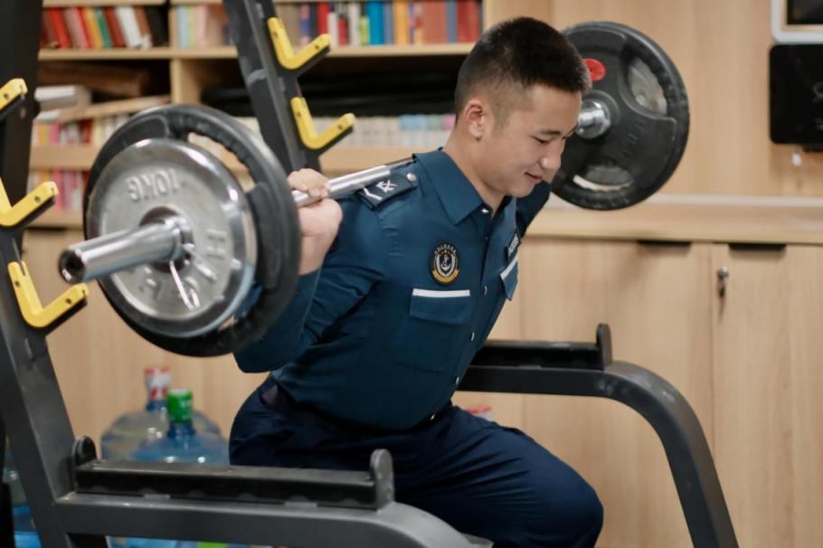 1月23日，在中國海警海鷗艦上，執(zhí)法員在值守間隙鍛煉身體。