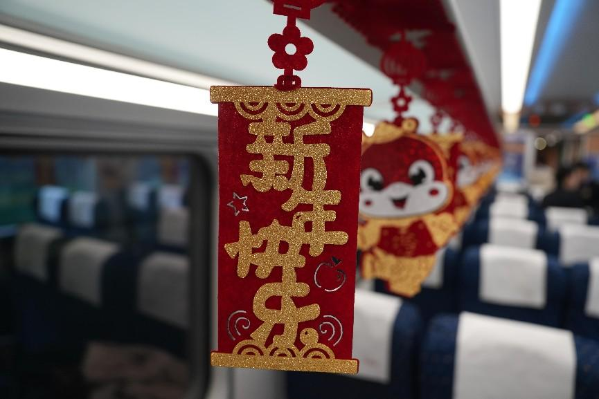 “井岡山號(hào)”列車(chē)春晚車(chē)廂布置。人民網(wǎng) 歐陽(yáng)易佳攝