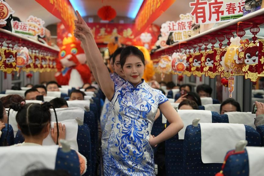 列車(chē)乘務(wù)員身穿青花瓷元素服飾表演節(jié)目。人民網(wǎng) 歐陽(yáng)易佳攝