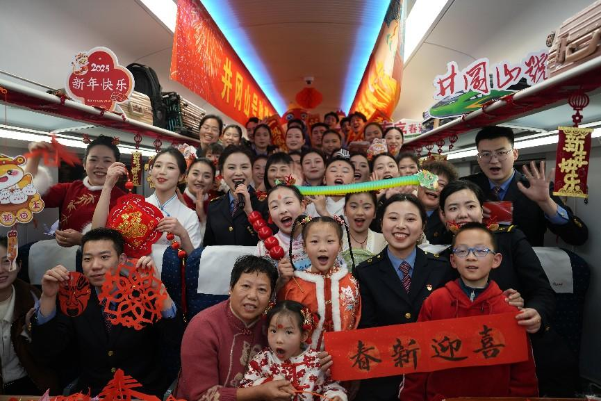 全體演職人員與旅客大合影。人民網(wǎng) 歐陽(yáng)易佳攝