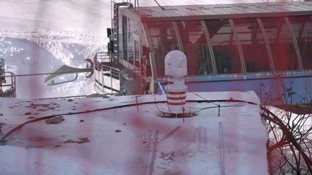 設(shè)在坡面障礙技巧和大跳臺雪道旁的激光測風雷達。氣象部門供圖