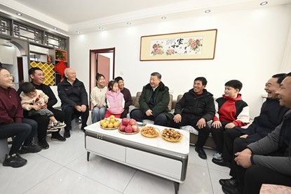 1月22日至24日，中共中央總書記、國家主席、中央軍委主席習(xí)近平冒著嚴(yán)寒來到遼寧，看望慰問基層干部群眾。這是22日下午，習(xí)近平在葫蘆島市綏中縣明水滿族鄉(xiāng)祝家溝村考察時，同村民王寶維一家圍坐一起拉家常。新華社記者 謝環(huán)馳 攝