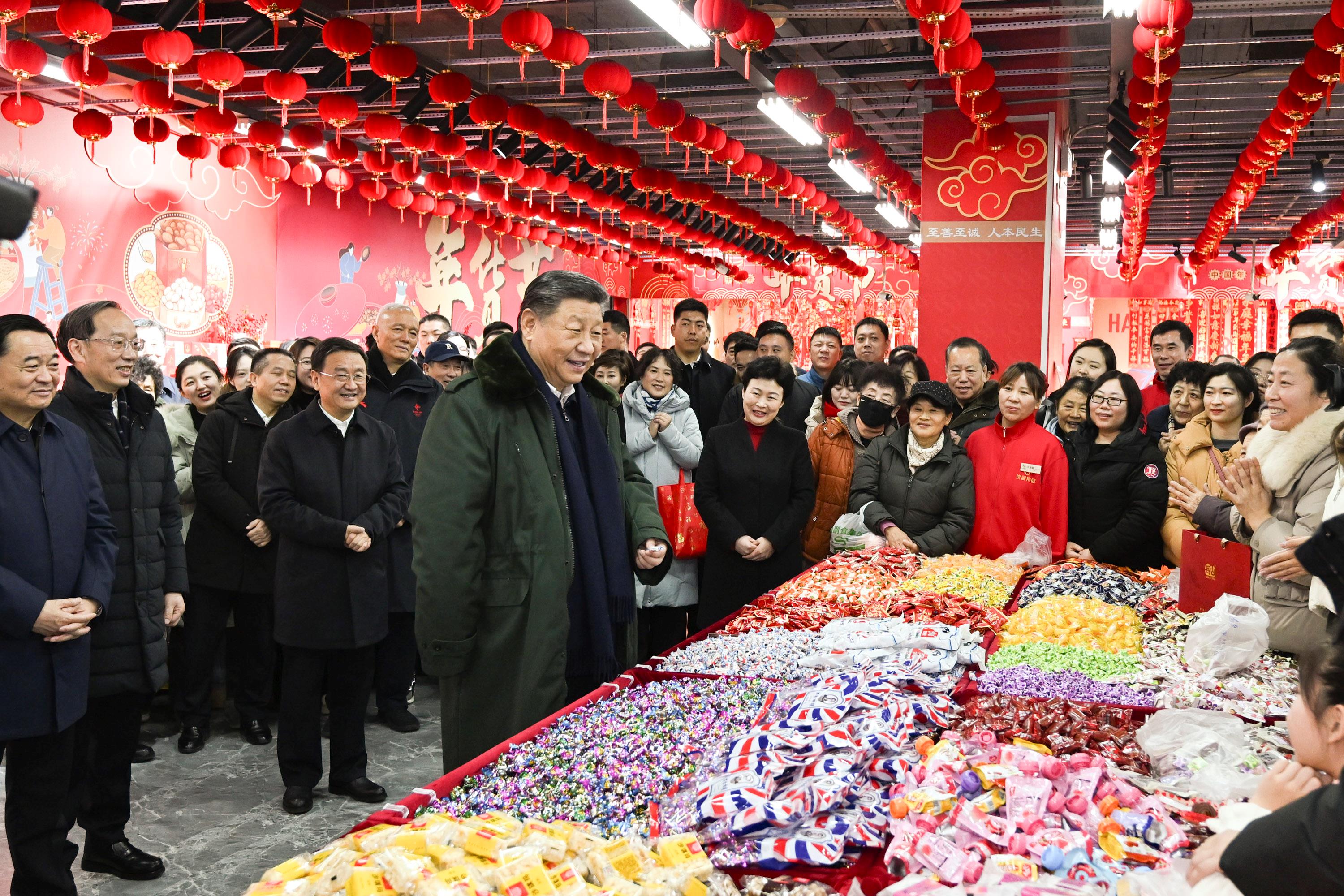 2025年1月23日，習(xí)近平總書記在遼寧沈陽大東副食品商場考察時，同店主和顧客親切交流，向大家致以新春祝福。