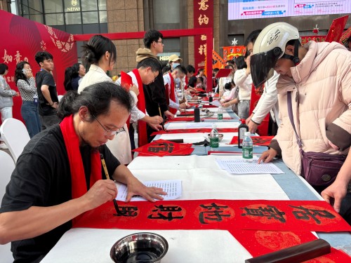 活動現(xiàn)場贈送春聯(lián)和福字。人民網(wǎng) 陳葉欣攝