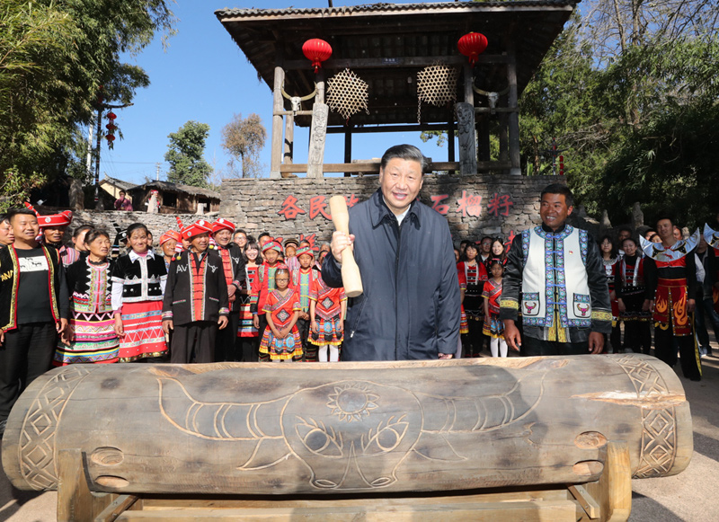 2020年1月19日，習(xí)近平總書(shū)記在云南省騰沖市清水鄉(xiāng)三家村中寨司莫拉佤族村廣場(chǎng)上，敲響三聲佤族木鼓，祝福來(lái)年風(fēng)調(diào)雨順、國(guó)泰民安。