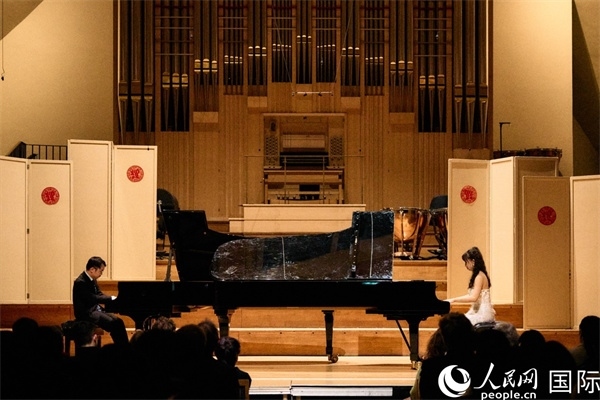 旅英鋼琴家李勁峰和郭鑫弈雙鋼琴“斗琴”。楊浩鵬攝