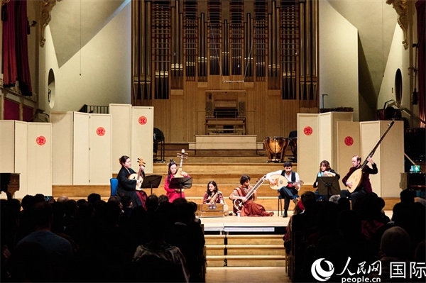 英國中樂團(tuán)和倫敦魯特琴樂團(tuán)演奏《絲綢之韻》。楊浩鵬攝