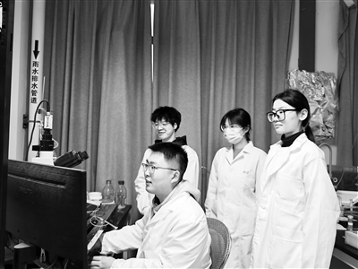 西安交通大學(xué)教授王昌河團隊在進行多巴胺分泌電化學(xué)檢測。受訪者供圖