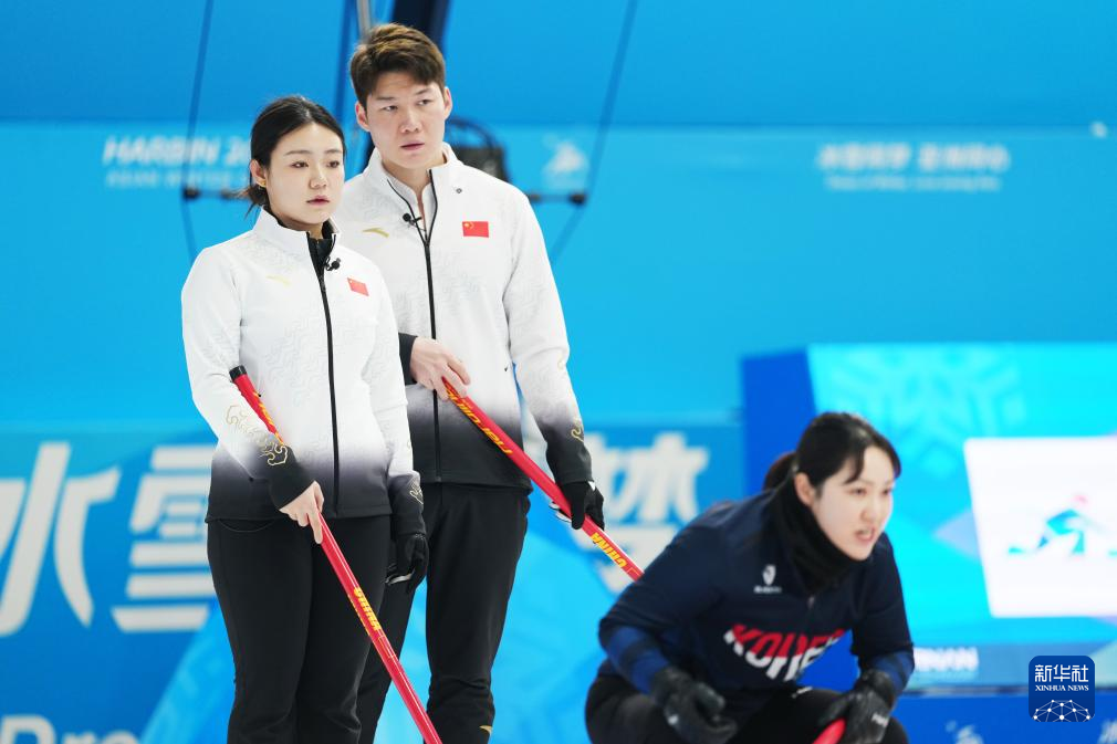 2月6日，中國(guó)隊(duì)選手王智宇（中）、韓雨（左）在比賽中。新華社記者 王松 攝