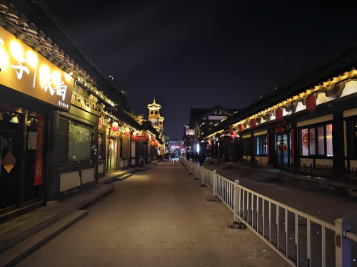 道歉公告發(fā)布后，夜晚10時(shí)的古城。人民網(wǎng)記者 黃鈺攝