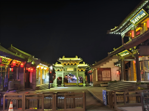 道歉公告發(fā)布后，凌晨5時(shí)的古城。人民網(wǎng)記者 黃鈺攝