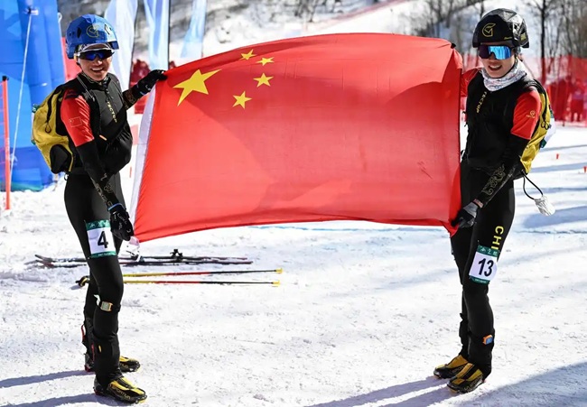 2月9日，中國隊選手次旦玉珍（左）與隊友于婧萱慶祝勝利。新華社記者 謝劍飛攝