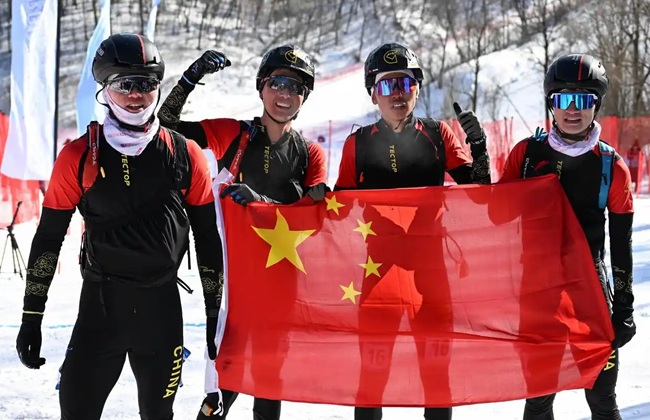 2月9日，包攬滑雪登山男子短距離前四名的中國隊選手賽后慶祝。新華社記者 謝劍飛攝