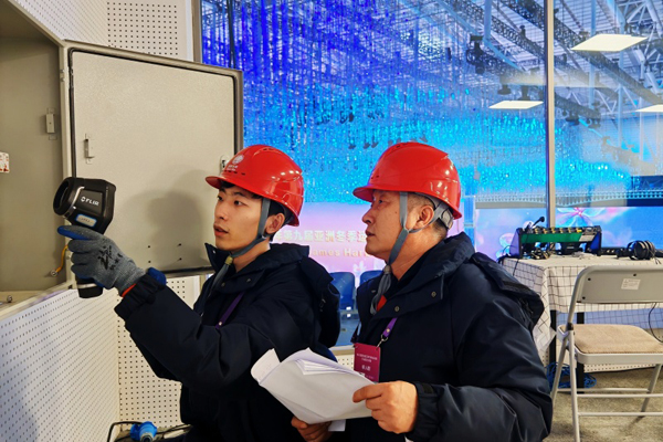 第九屆亞冬會開閉幕式供電保障團(tuán)隊隊員對供電設(shè)備開展特巡。受訪者供圖