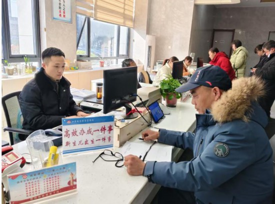 市民在 “高效辦成一件事” 窗口辦理業(yè)務(wù)。彭雪松攝