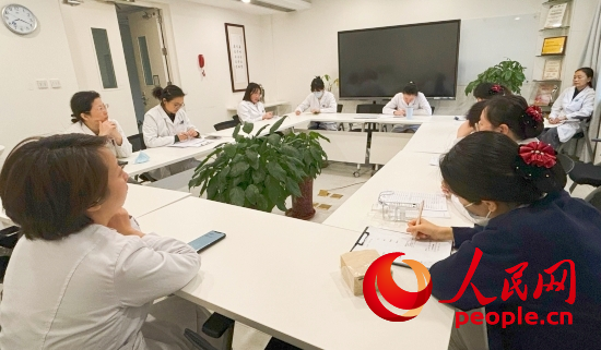 交班會(huì)上，海淀醫(yī)院安寧療護(hù)團(tuán)隊(duì)討論患者和家屬需求。人民網(wǎng)記者 金慧慧攝