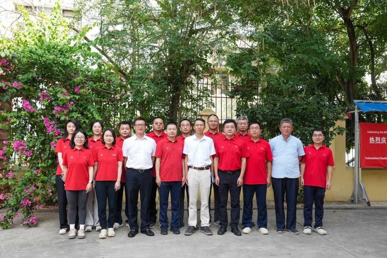 李強(qiáng)華與醫(yī)療隊(duì)合影。中國援桑醫(yī)療隊(duì)供圖