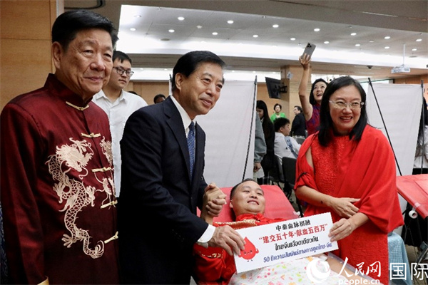 韓志強(qiáng)大使與獻(xiàn)血者代表合影。朱瀟逸攝