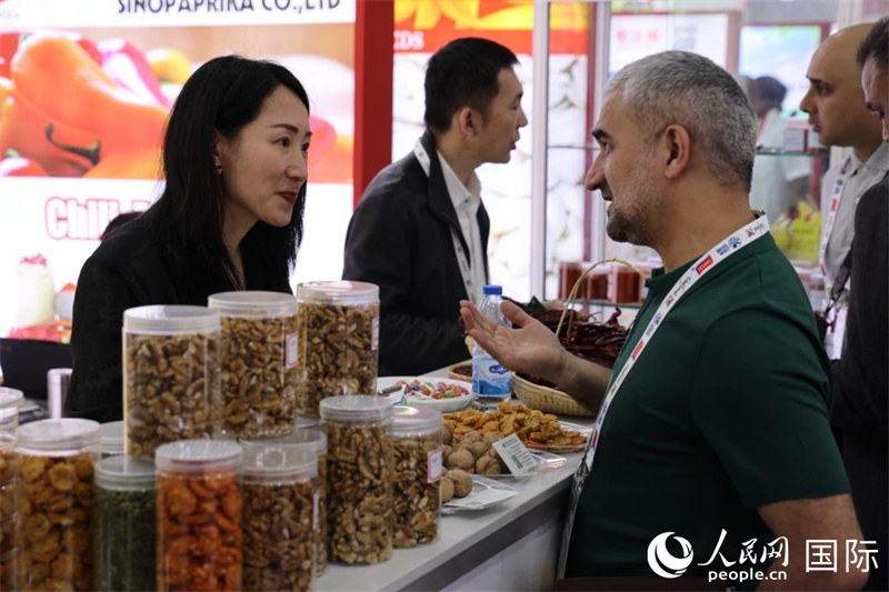 中外商家在第三十屆海灣食品展上交流。人民網(wǎng)記者 張志文攝