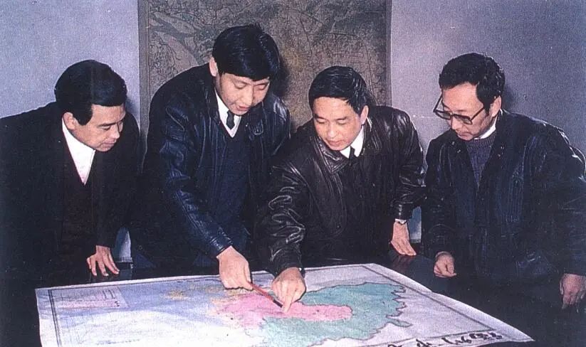 1991年12月，習(xí)近平與同事討論福州市戰(zhàn)略規(guī)劃設(shè)想。（圖源：《習(xí)近平在福州》）