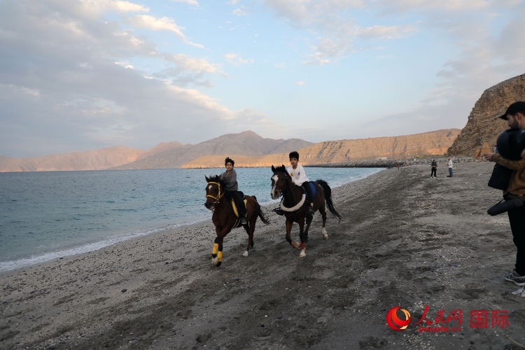 圖為游客在穆桑代姆一處海灘公園休閑玩耍。人民網(wǎng)記者 沈小曉攝