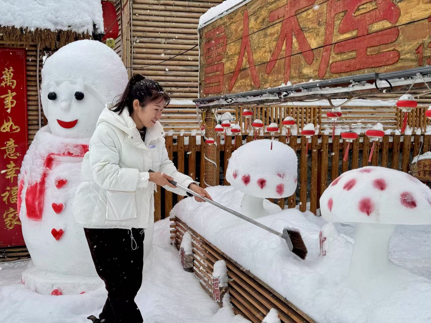 史瑞娟在整理民宿院里的冰雪雕塑（央廣網(wǎng)記者馬俊瑋 攝）