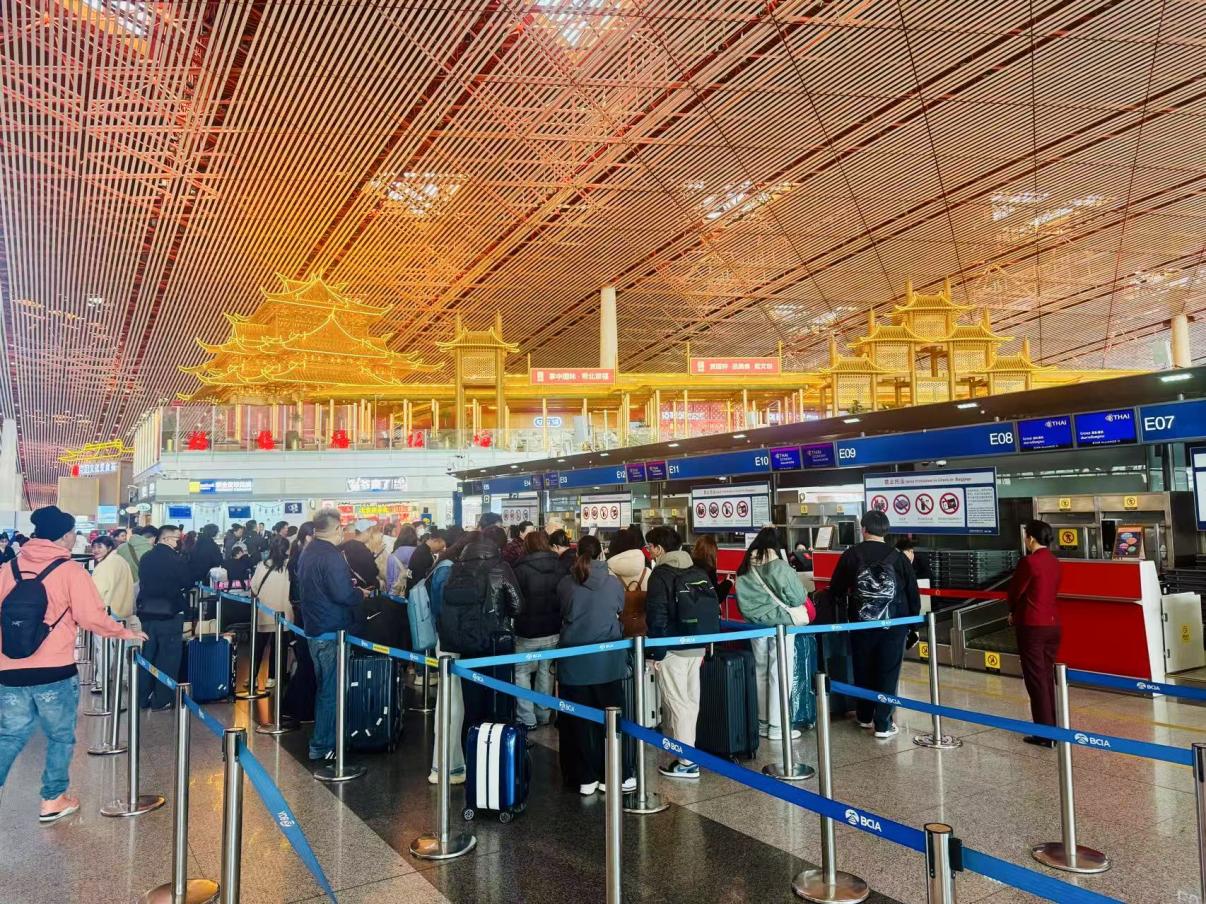 旅客在首都機場值機柜臺辦理乘機手續(xù)。人民網記者 喬雪峰攝