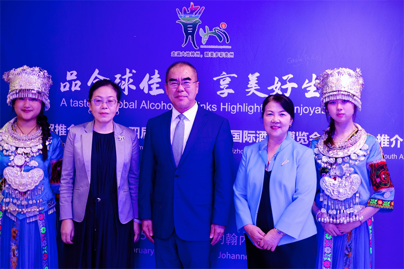 潘慶江總領(lǐng)事與王洪波秘書長合影。（南非貴州商會供圖）