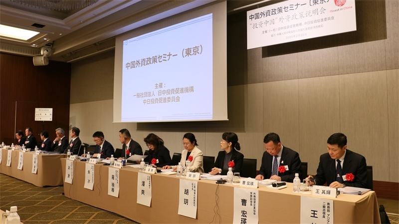 商務部和工業(yè)和信息化部相關司局負責人進行政策說明以及答疑解惑。人民網(wǎng) 許可攝