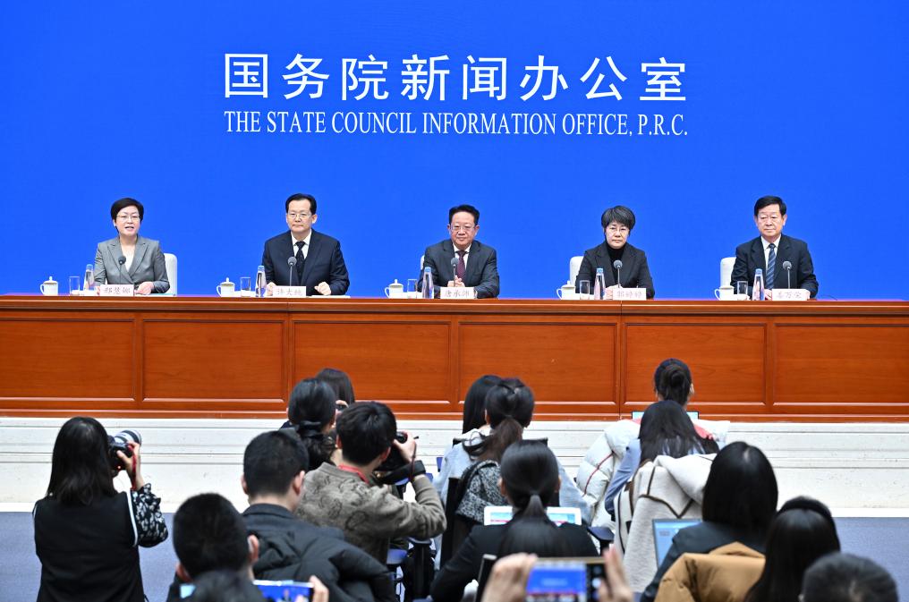 2月28日，國務(wù)院新聞辦公室在北京舉行國務(wù)院政策例行吹風(fēng)會(huì)，民政部副部長(zhǎng)唐承沛、財(cái)政部副部長(zhǎng)郭婷婷、自然資源部副部長(zhǎng)許大純、住房城鄉(xiāng)建設(shè)部副部長(zhǎng)姜萬榮和國務(wù)院新聞辦公室新聞發(fā)言人介紹2024年國務(wù)院部門辦理全國人大代表建議和全國政協(xié)提案工作有關(guān)情況，并答記者問。新華社記者 李鑫 攝