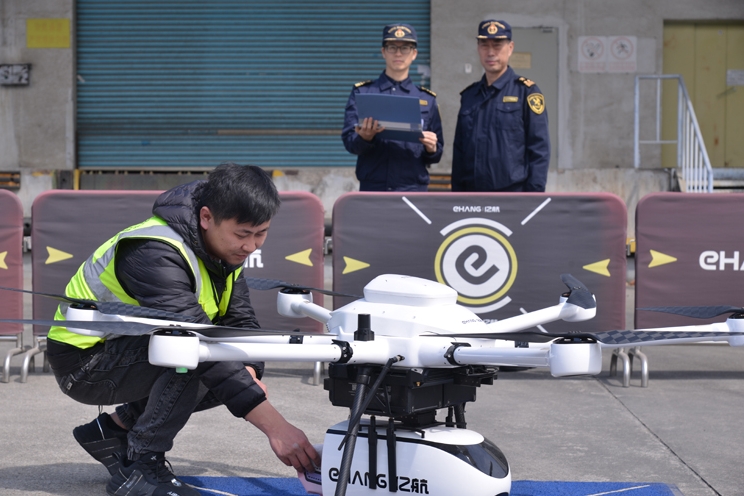 海關關員監(jiān)管跨境電商無人機配送包裹。陳志軍攝
