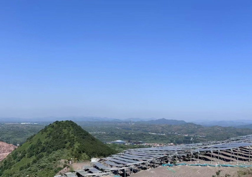 河北遷西某光伏基地。人民網(wǎng)記者 王紹紹攝