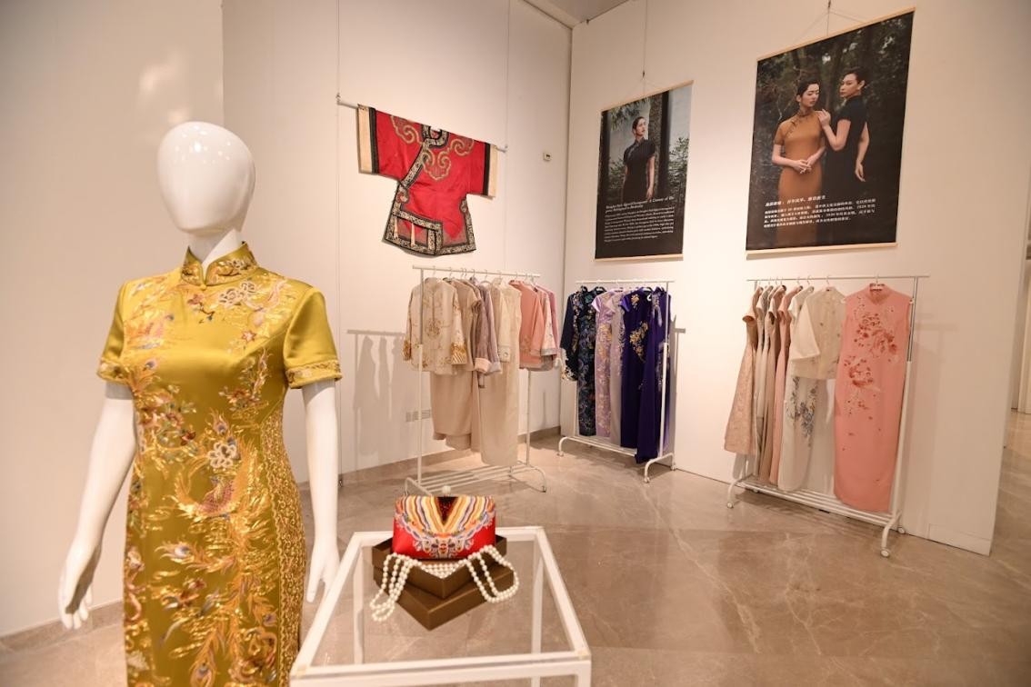 展覽現(xiàn)場展出各種款式的精美旗袍。新加坡中國文化中心供圖