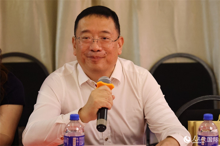 巴西文協(xié)主席上官建峰在座談會上致辭。人民網(wǎng)記者 陳海琪攝