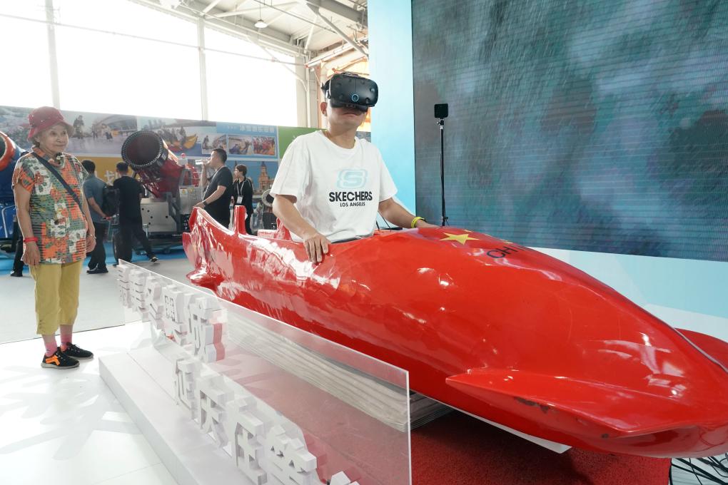 2023年9月15日，觀眾在2023國際冬季運動（北京）博覽會現(xiàn)場通過VR設(shè)備體驗雪車。新華社記者 任超 攝