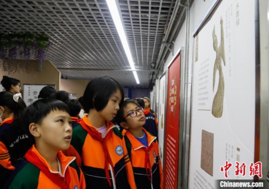圖為學(xué)生參觀青海省博物館“1+3”主題流動(dòng)展覽，了解木舞俑。中新社記者 馬銘言 攝