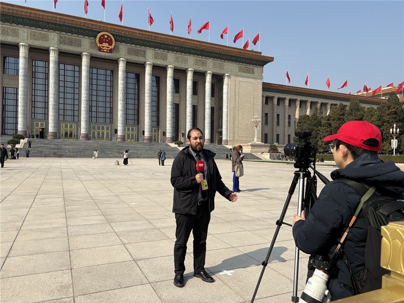 巴西勞動者電視臺駐華記者毛路在采訪中國兩會(受訪者供圖)
