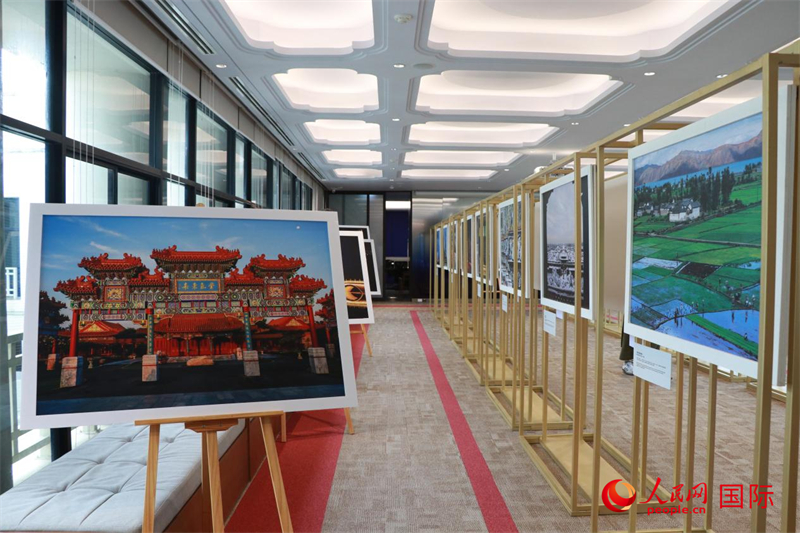 “遇見”攝影展現(xiàn)場(chǎng)。朱瀟逸攝